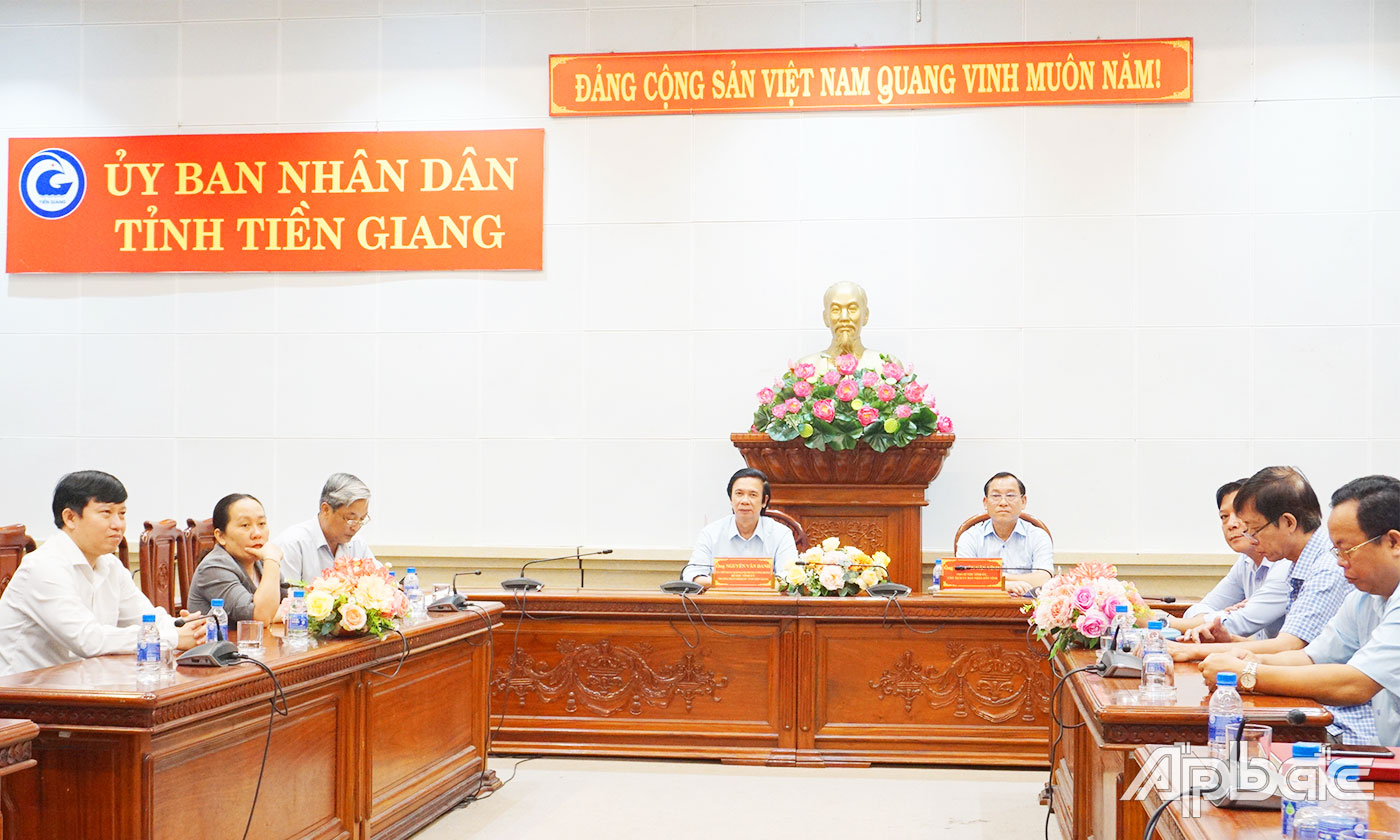 đồng chí Nguyễn Văn Danh, Ủy viên Ban Chấp hành Trung ương Đảng, Bí thư Tỉnh ủy, Trưởng Đoàn Đại biểu Quốc hội đơn vị tỉnh Tiền Giang và đồng chí Nguyễn Văn Vĩnh, Phó Bí thư Tỉnh ủy, Chủ tịch Ủy ban nhân dân tỉnh chủ trì hội nghị