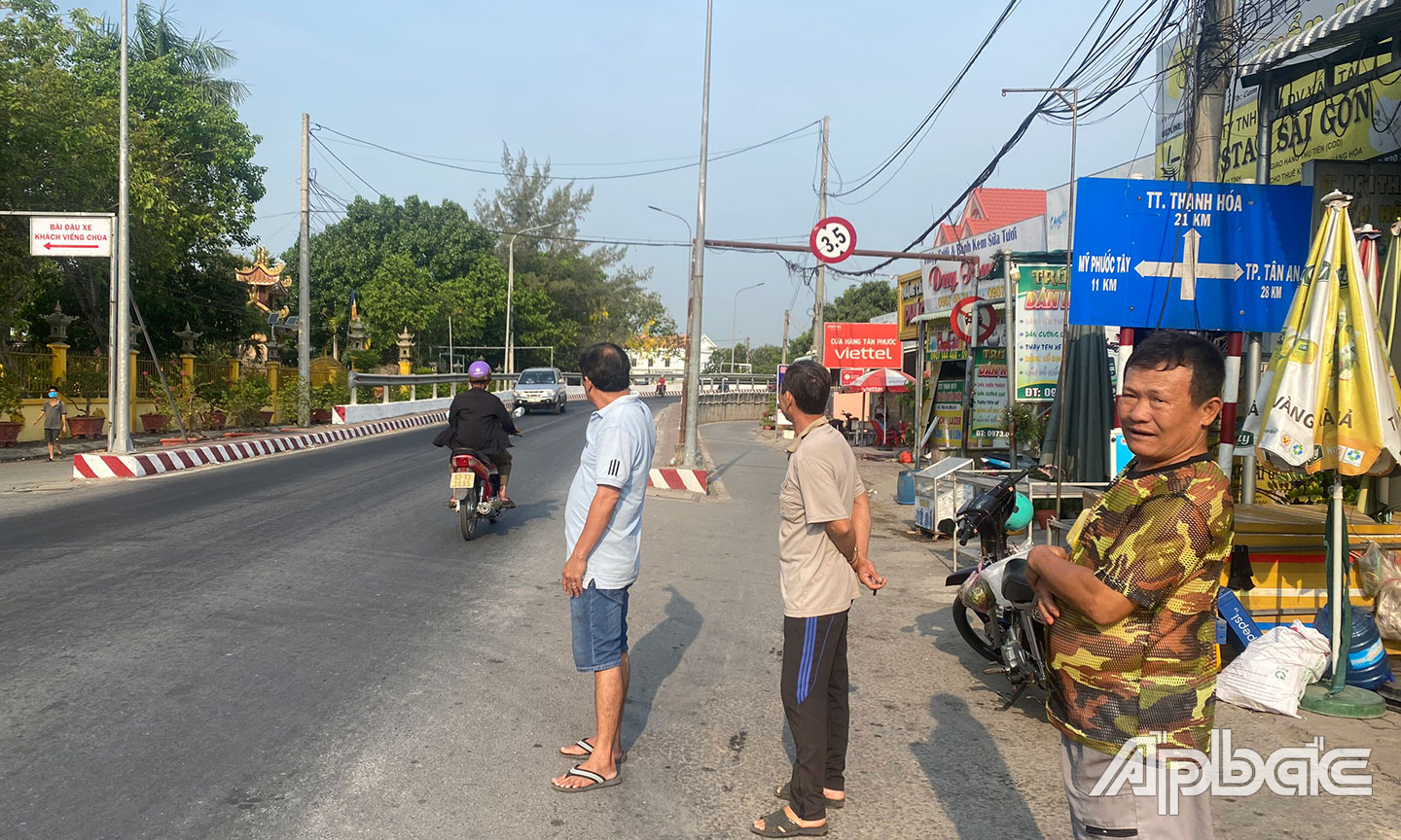 Người dân gần cầu bức xúc cho biết.