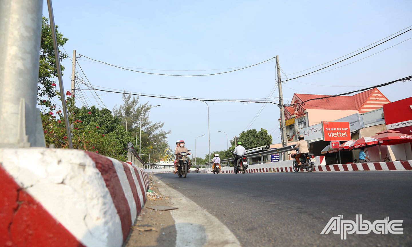 Giải pháp dài hơi cần phá bỏ phần đường dành cho người đi bộ để mở rộng cầu.