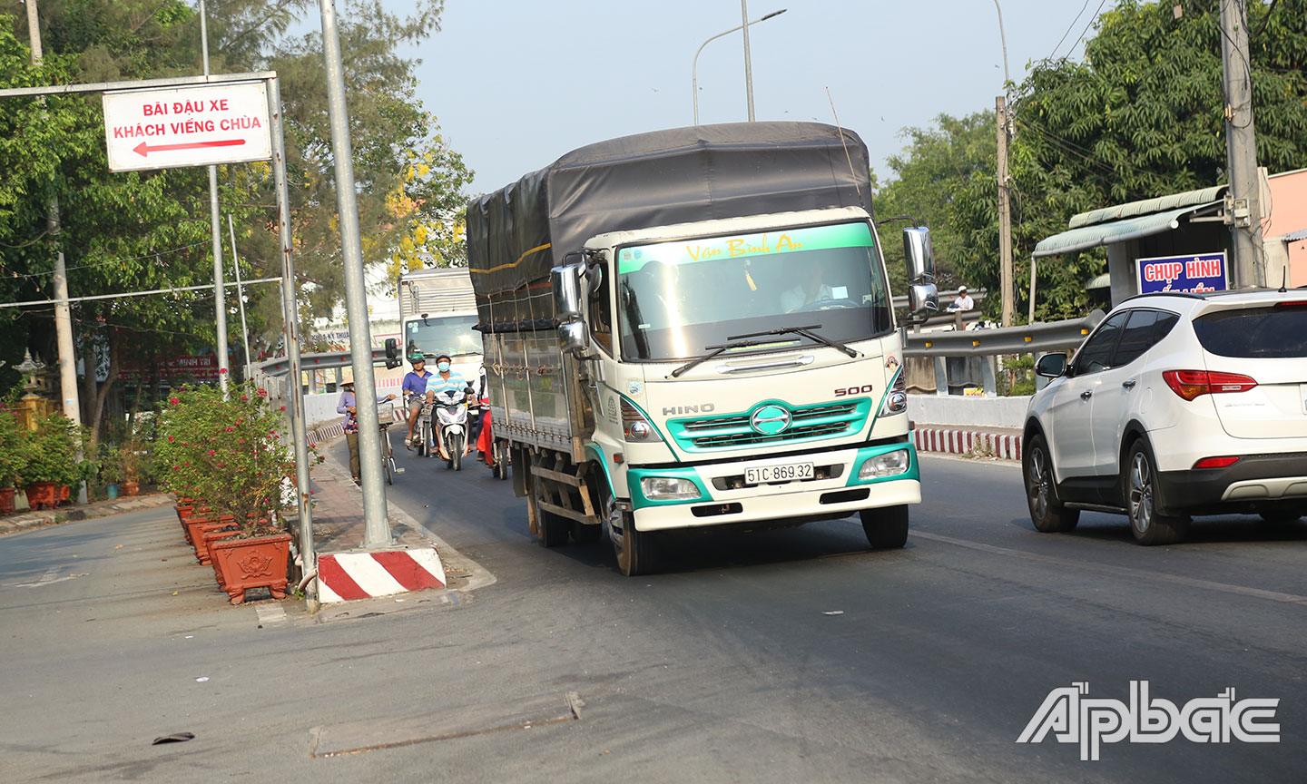 Phần đường song hành cầu sẽ được lấn để mở rộng cầu.