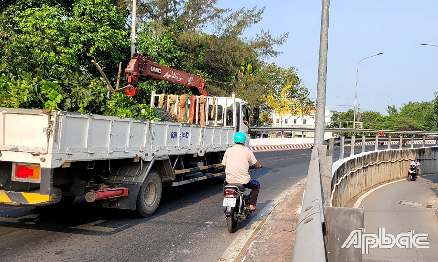 Xe tải vượt ẩu rất dễ xảy ra tai nạn.