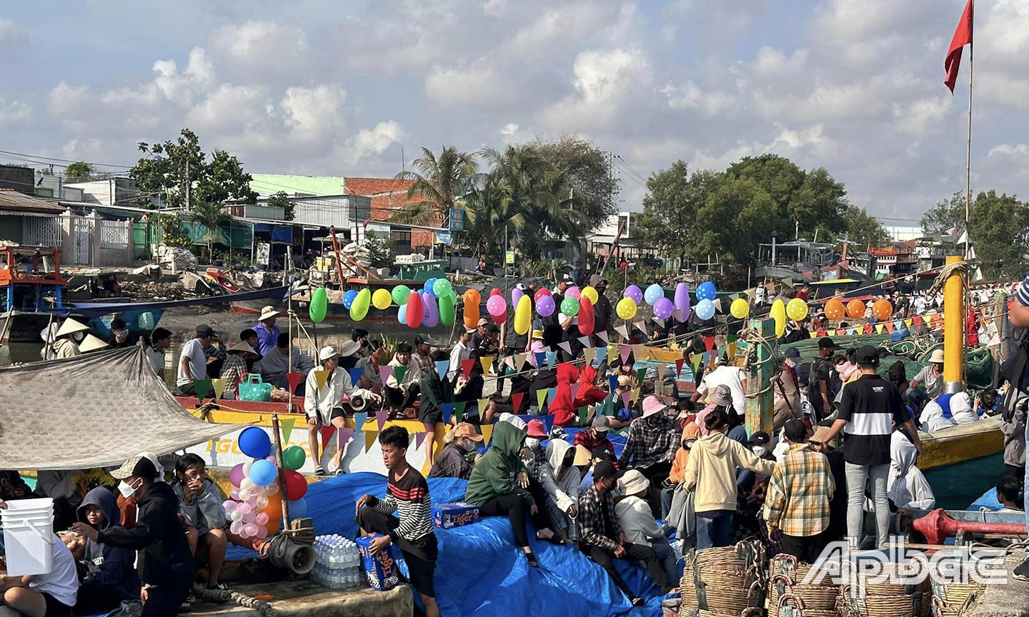 Hàng nghìn người chuẩn bị ra khơi.