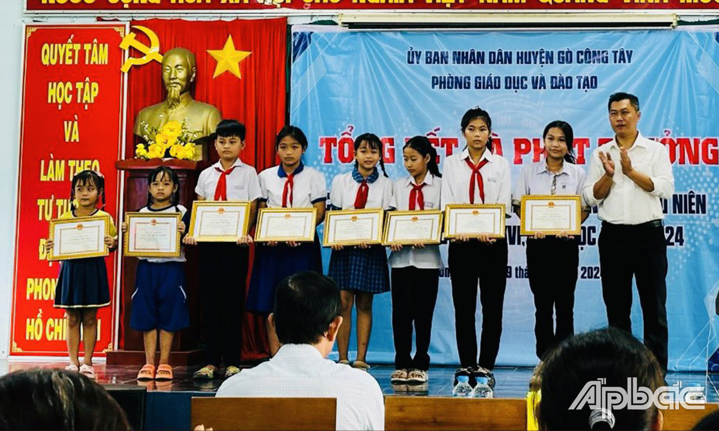 Trao giải cho các em học sinh tại hội nghị