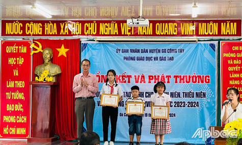 Trao 19 Giấy khen cho các cá nhân có thành tích xuất sắc