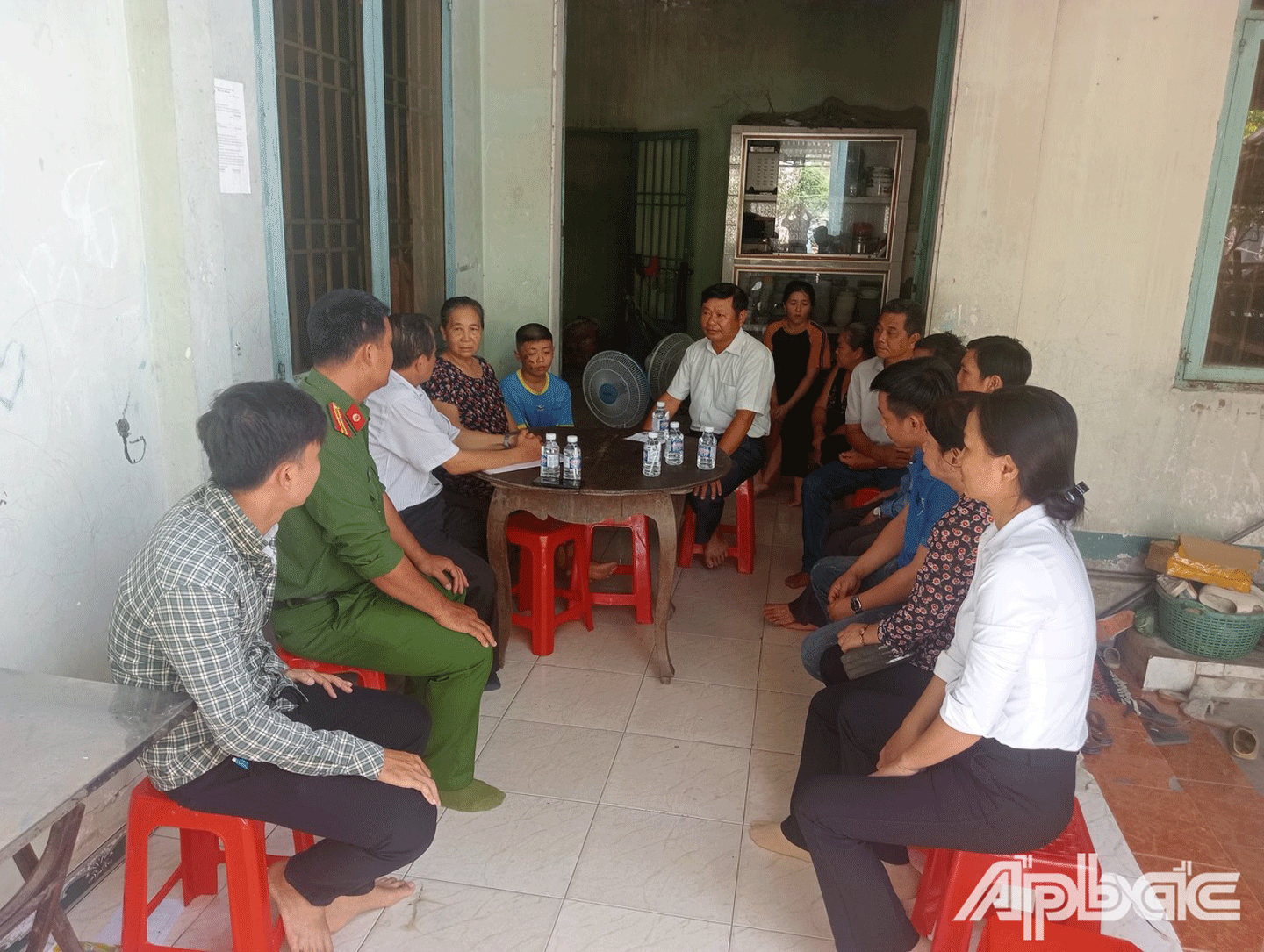 Thăm hỏi, động viên gia đình em B sau khi xảy ra vụ việc. 