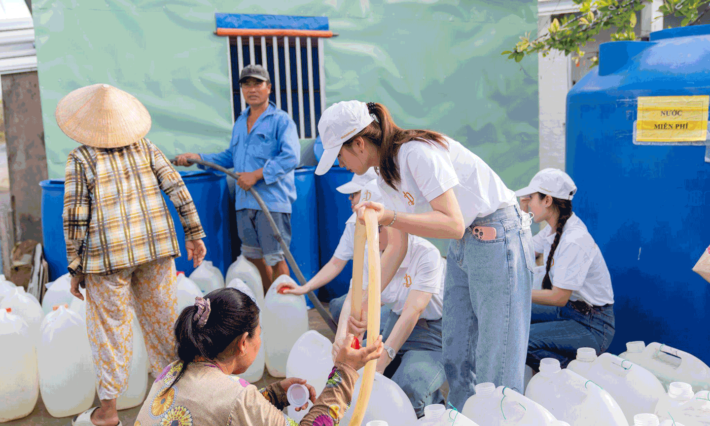 Người dân miền Tây trông chờ vào nguồn nước công cộng để sinh hoạt.