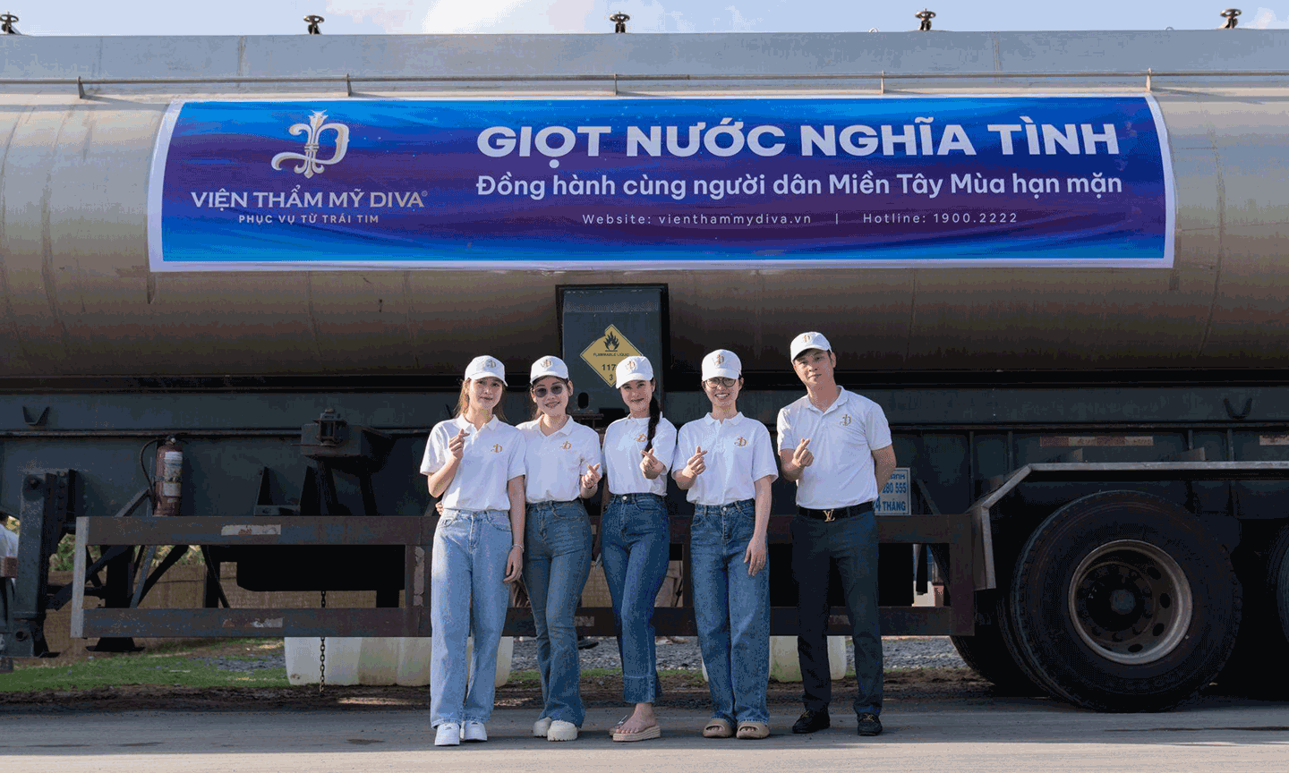 Xe chở “nước nghĩa tình” của Viện thẩm mỹ DIVA và DVA GROUP.