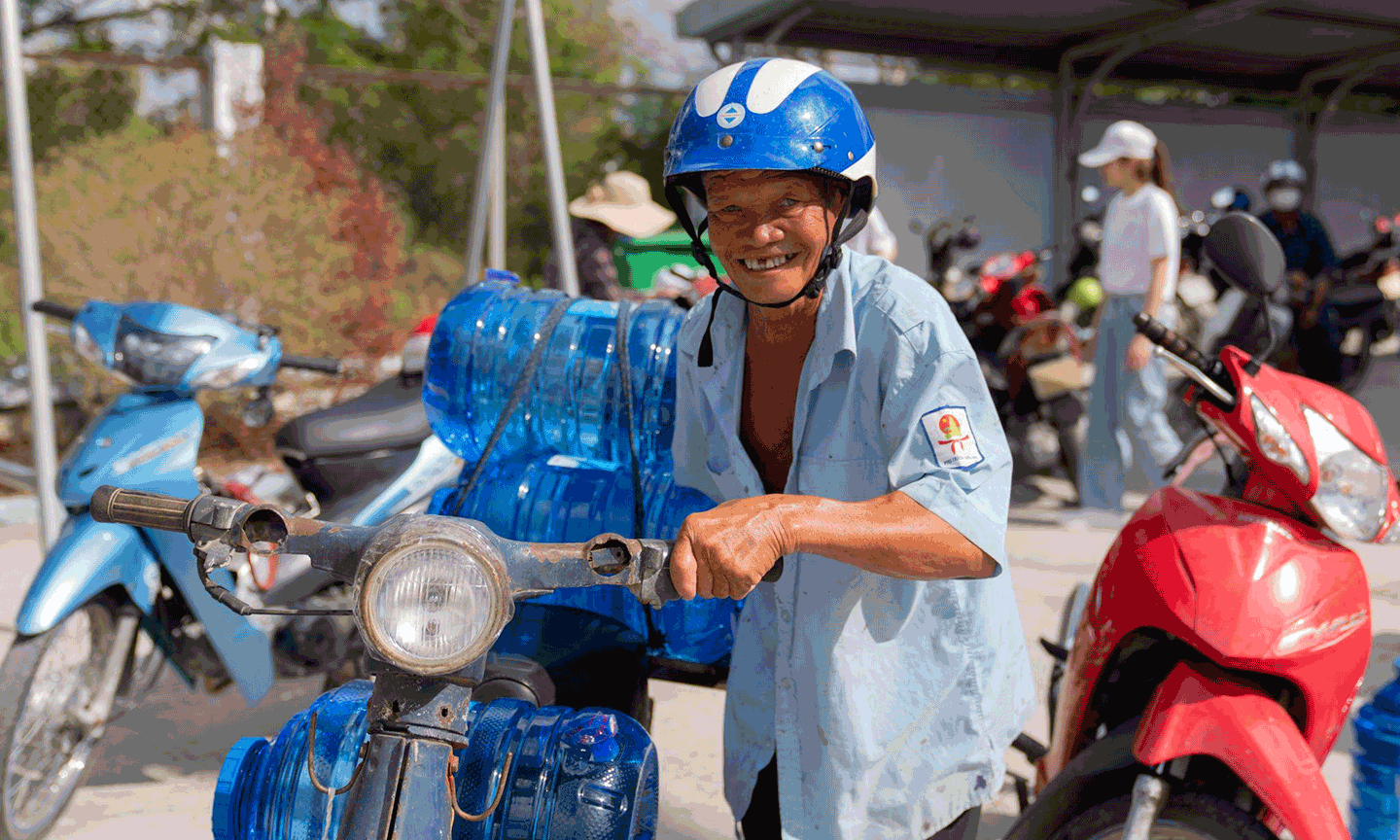 Niềm hạnh phúc hiện rõ trên khuôn mặt của người dân khi nhận nước sạch.