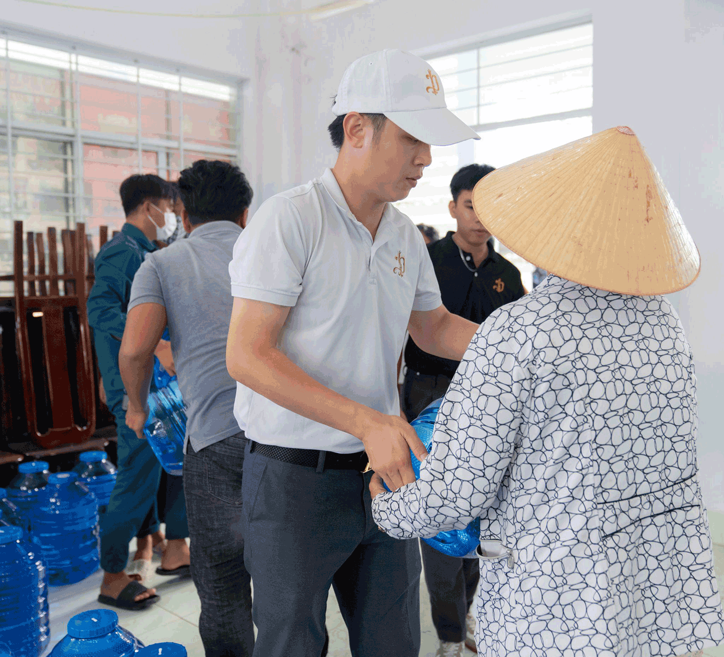 Viện thẩm mỹ DIVA mang nước sạch cho người dân Gò Công.