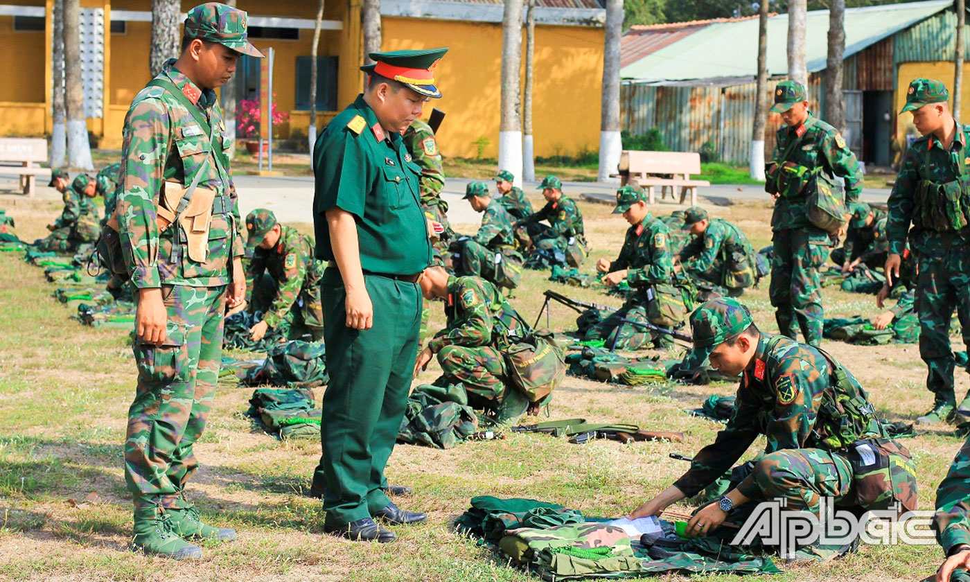 Kiểm tra các mặt hàng chiến đấu.