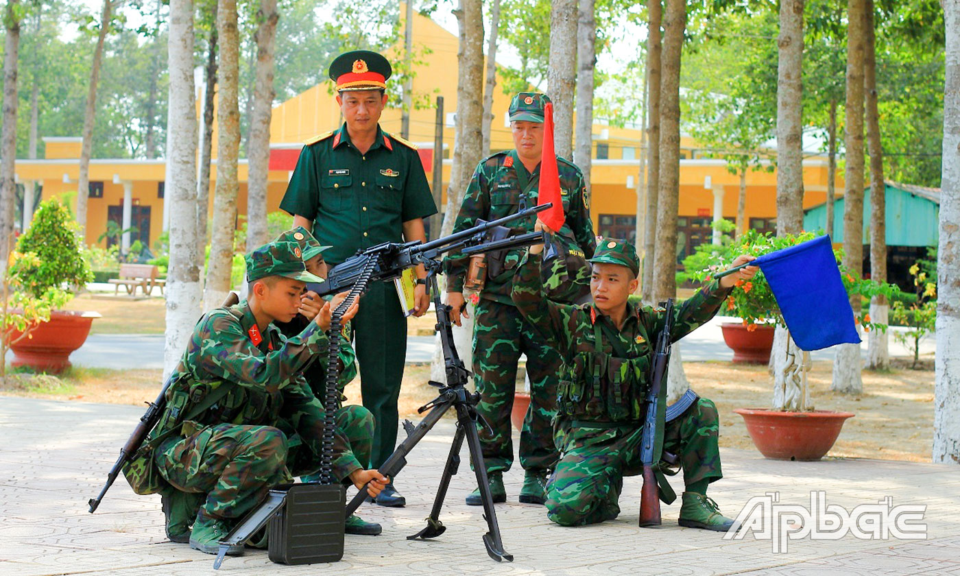 Khẩu đội Đại liên luyện tập bắn máy bay bay thấp.