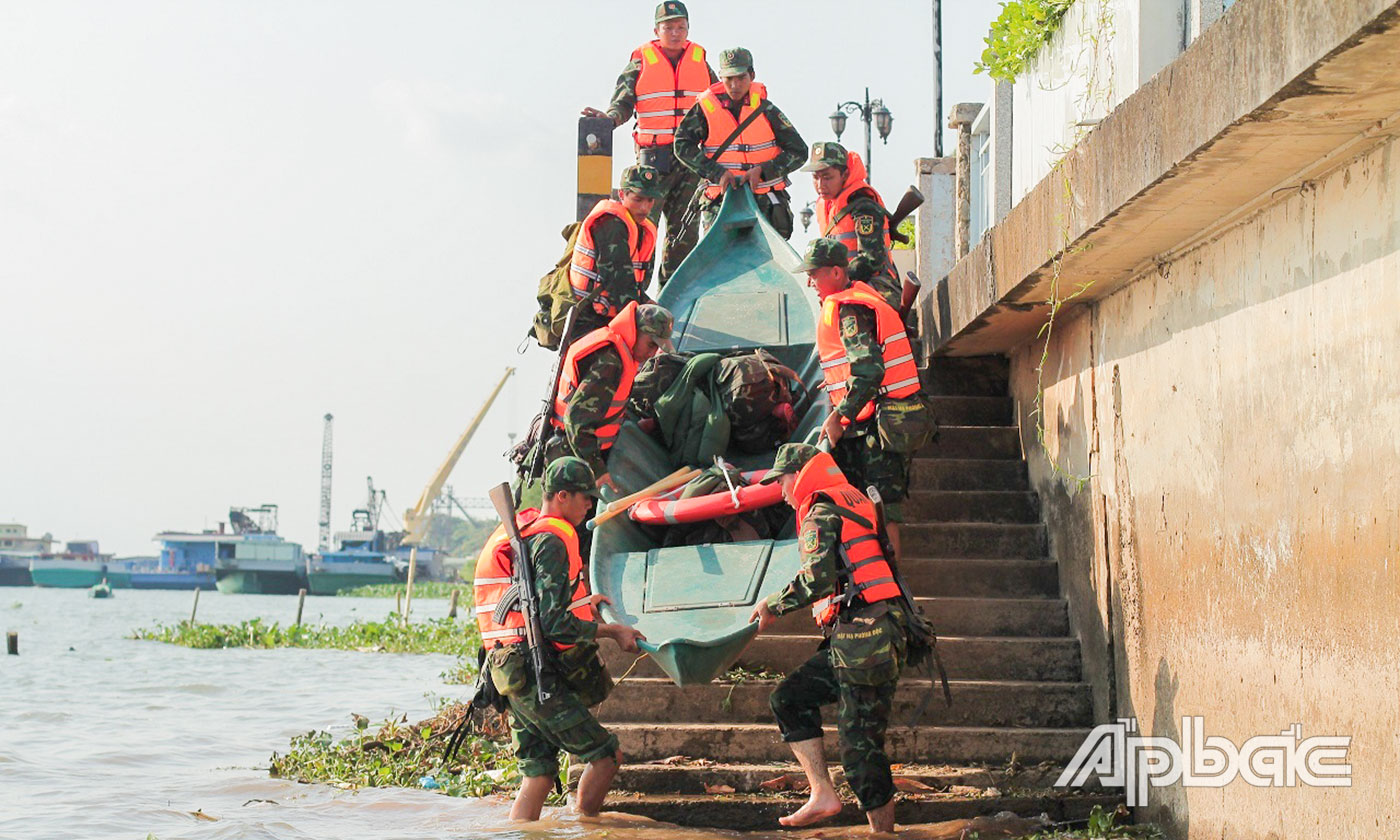 Cơ động bằng xuồng.