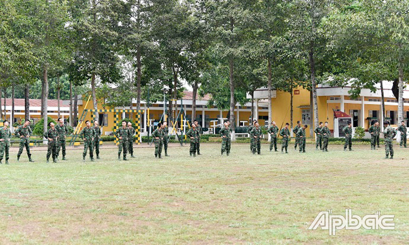 Rèn luyện sức khỏe cho cán bộ, chiến sĩ.