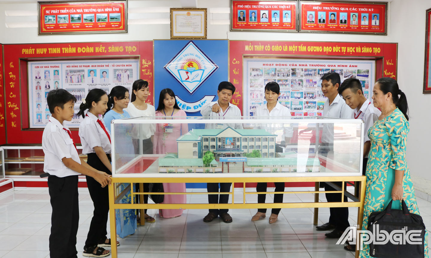 Cô và trò của Trường THCS Hiệp Đức sinh hoạt tại phòng truyền thống nhà trường.