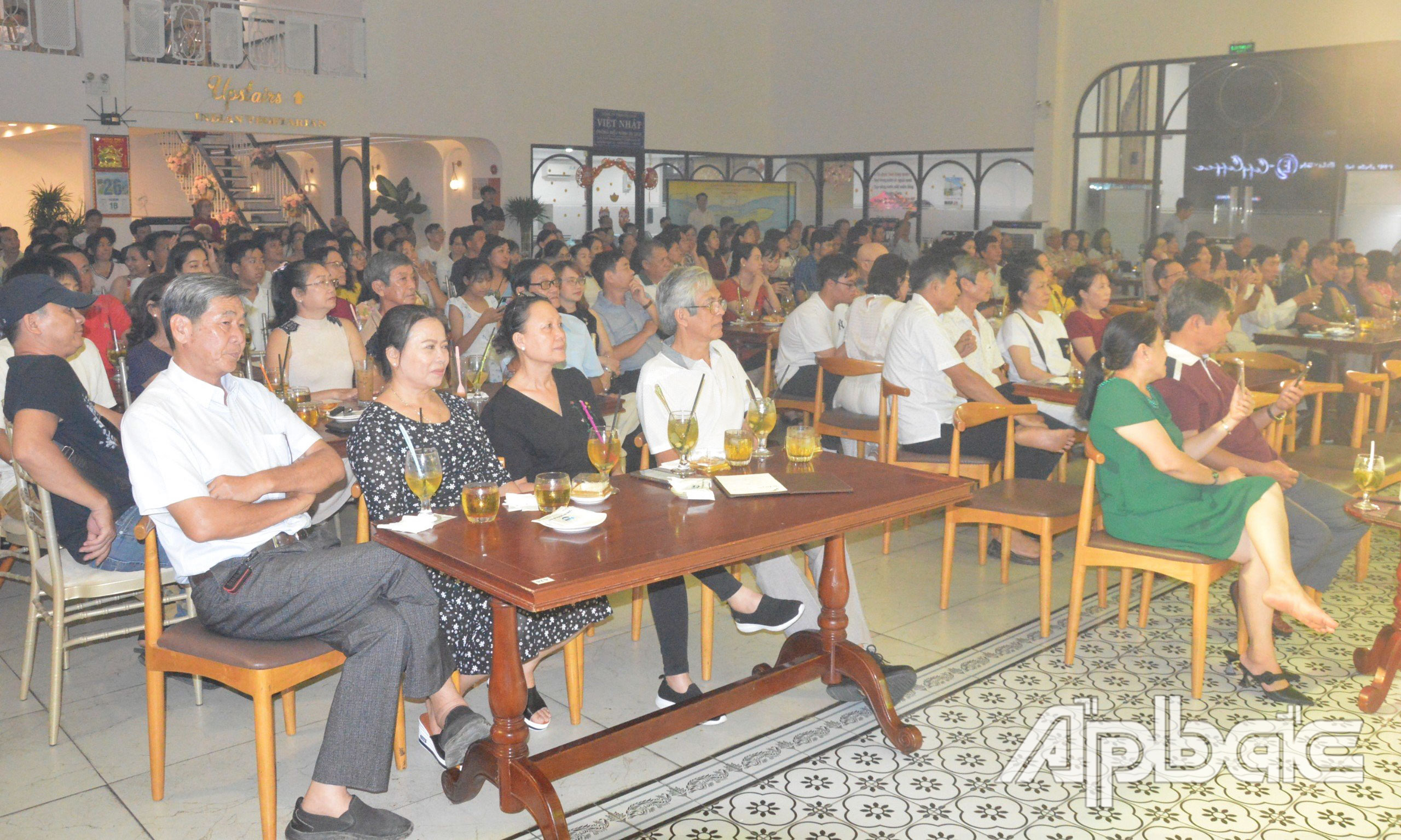 Đông đảo khán giá đến thưởng thức âm nhạc.