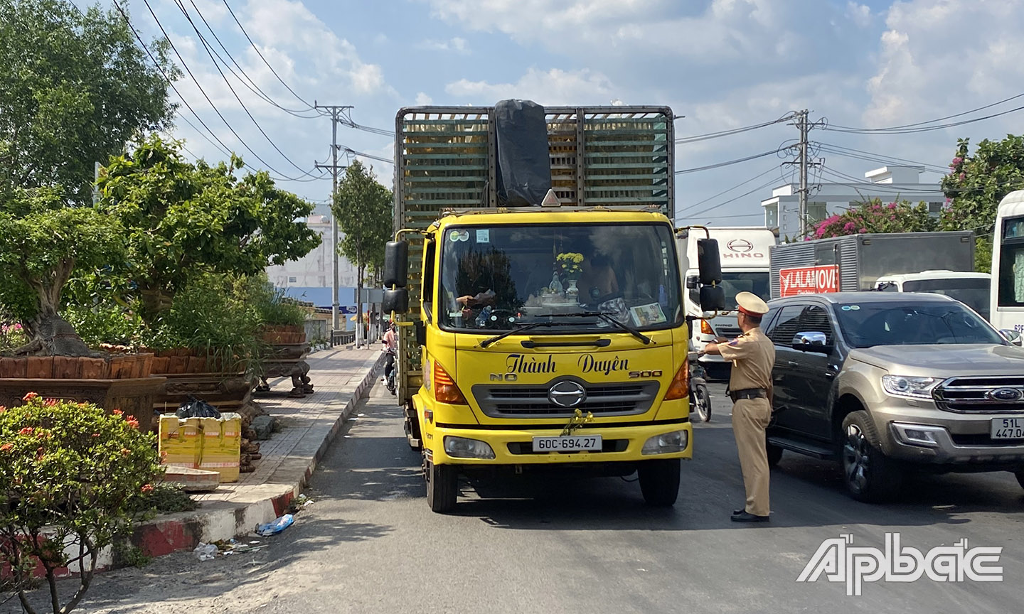 Lực lượng CSGT xử lý xe tải chạy lấn làn.