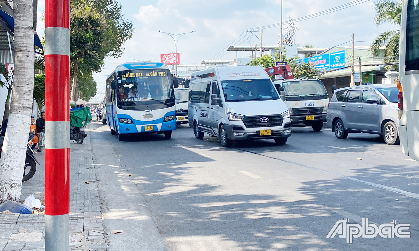 Xe khách lấn làn trên quốc lộ 60.