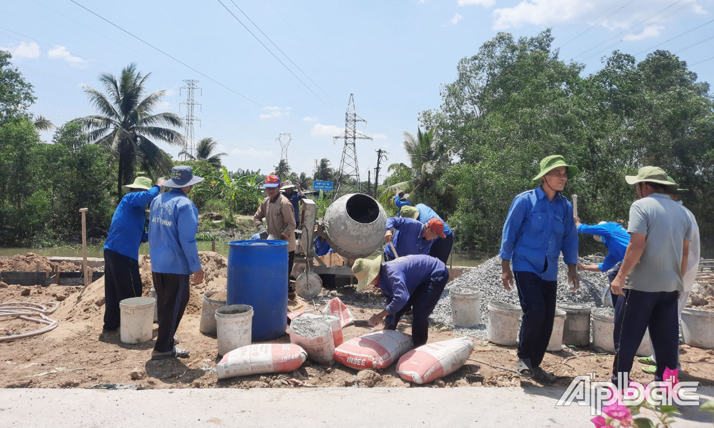 Đội xây cầu từ thiện Tỉnh hội Phật giáo Hòa Hảo Tiền Giang tất bật trên công trình cầu Tổ đình chùa Hội Thọ, xã Thiện Trí, huyện Cái Bè.