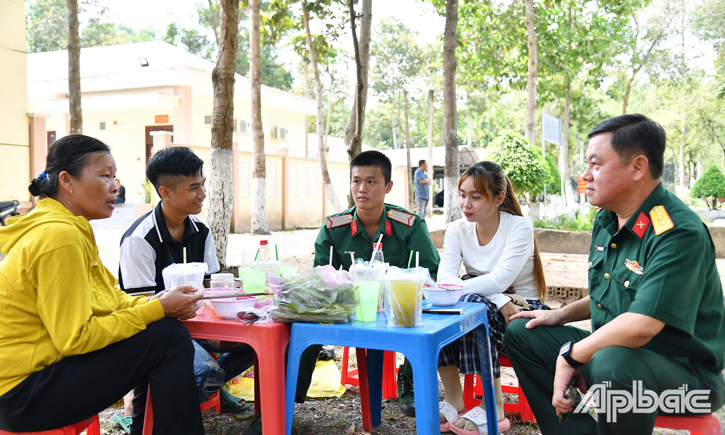 Thượng tá Đoàn Minh Chiến, Chủ nhiệm Chính trị Bộ Chỉ huy Quân sự tỉnh Tiền Giang gần gũi, động viên và chia sẻ với gia đình chiến sĩ mới.