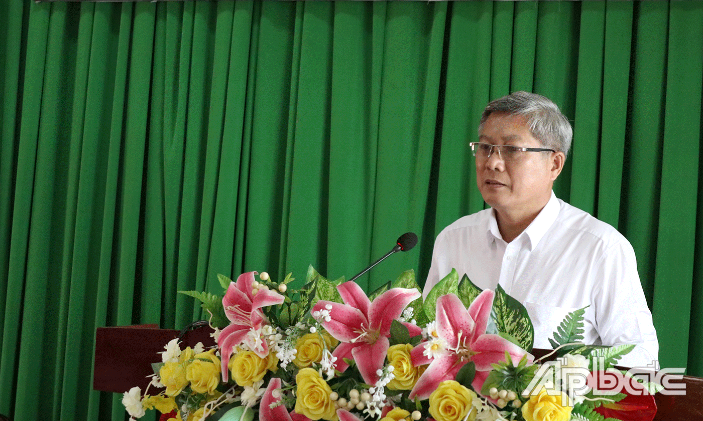 Bí thư Huyện uỷ Chợ Gạo Nguyễn Hồng Hữu phát biểu tại hội nghị.