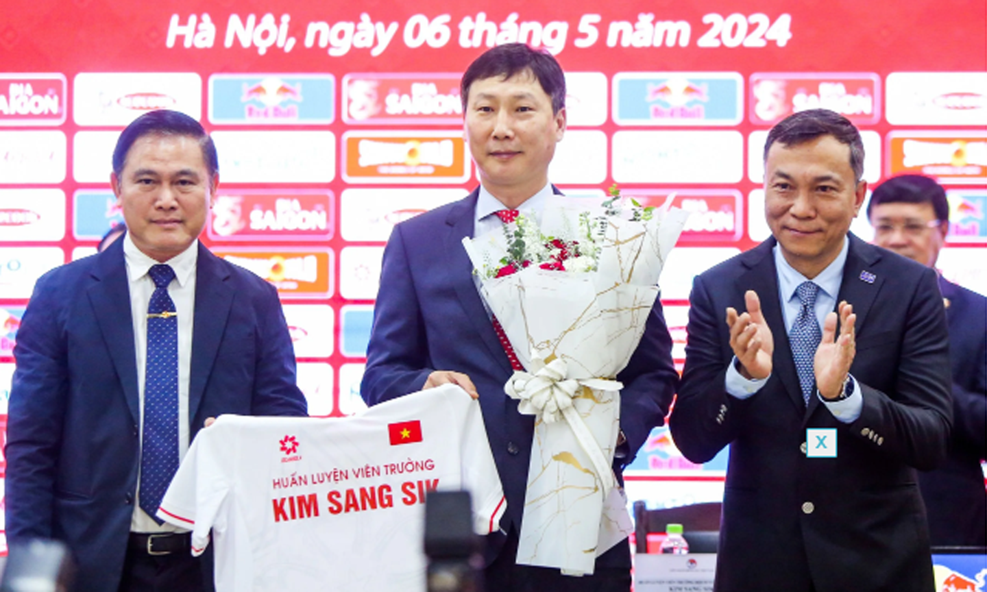 HLV Kim Sang Sik tự tin chinh phục thử thách cùng đội tuyển Việt Nam.Ảnh: Hoàng Linh