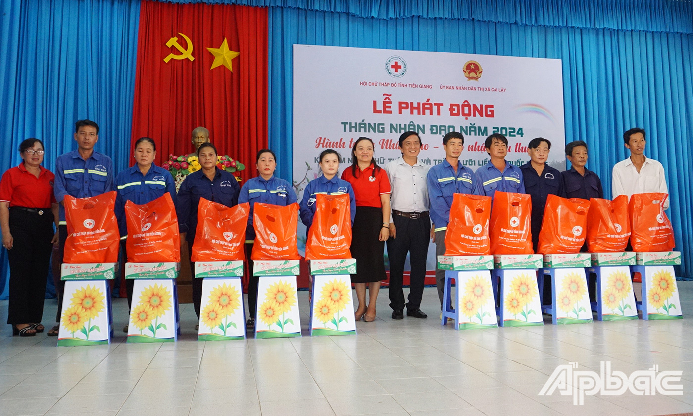 Ban Tổ chức trao tặng 100 phần quà cho người lao động khó khăn, hộ khó khăn, khuyết tật.