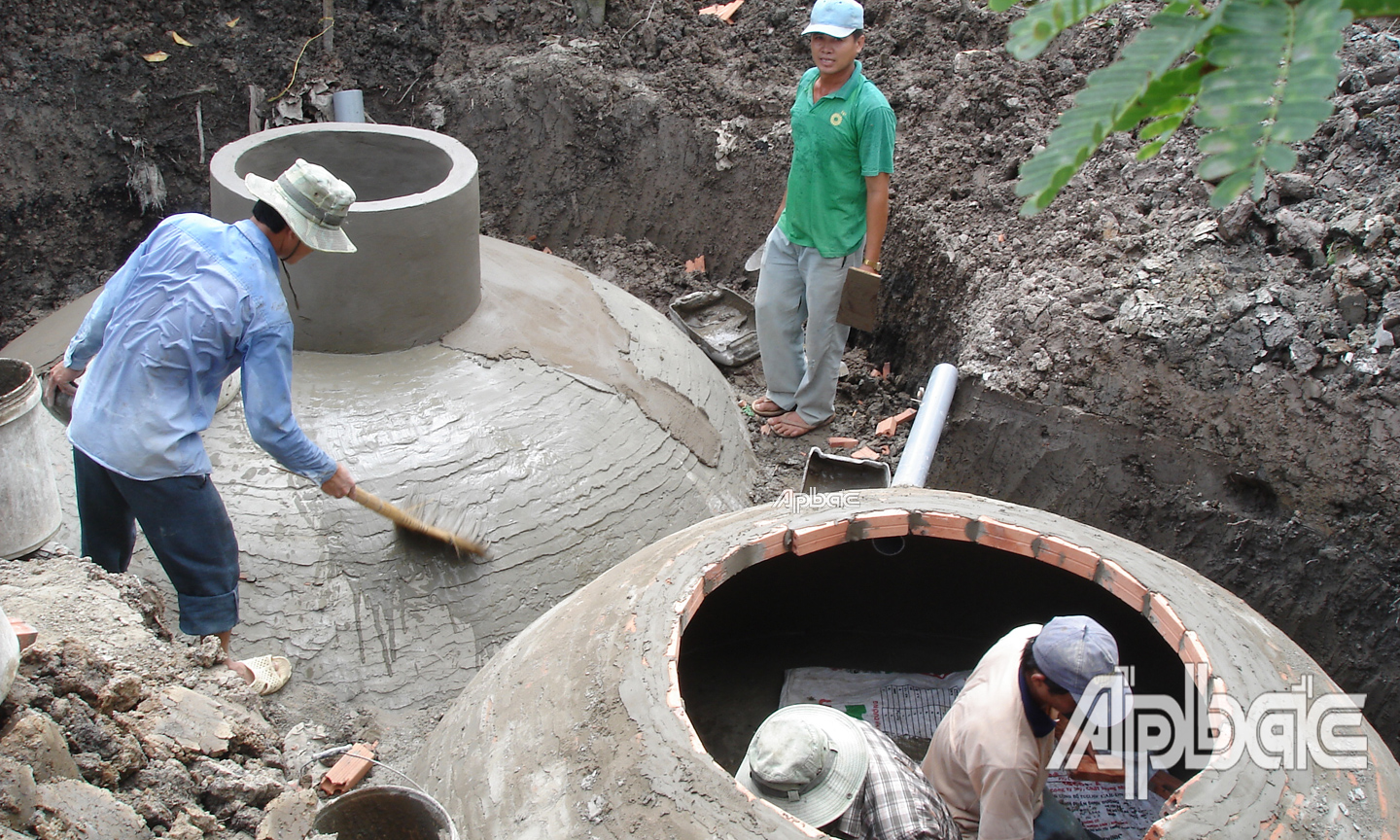 Xây hầm khí sinh học góp phần giảm thiểu ô nhiễm môi trường trong chăn nuôi.