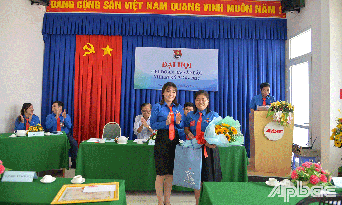 Tặng hoa và quà lưu niệm cho đồng chí không tái cử