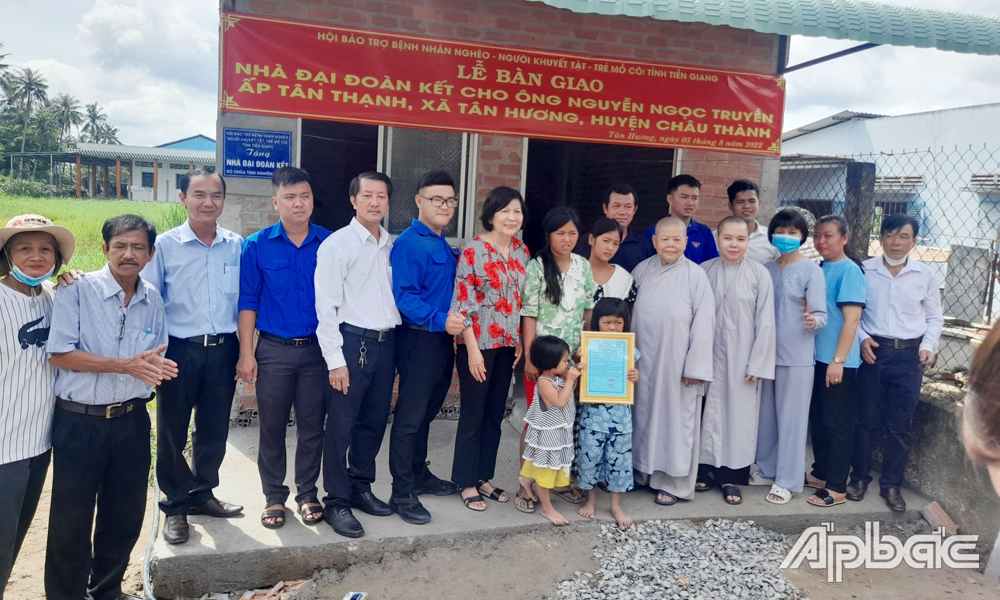 Các tổ chức chính trị - xã hội xã Tân Hương thường xuyên phối hợp thực hiện các hoạt động an sinh xã hội.