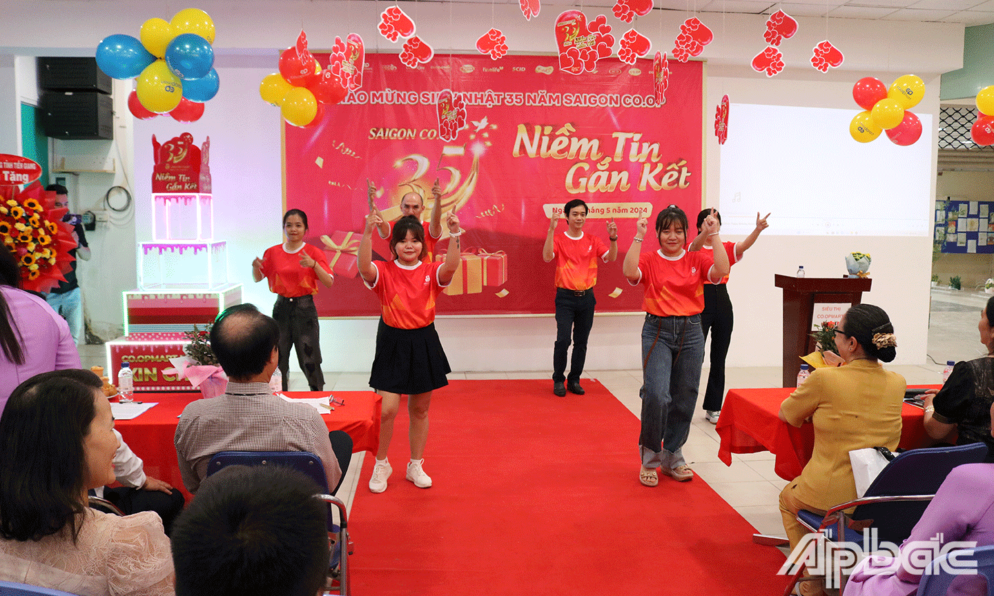 Văn nghệ chào mừng sự kiện 