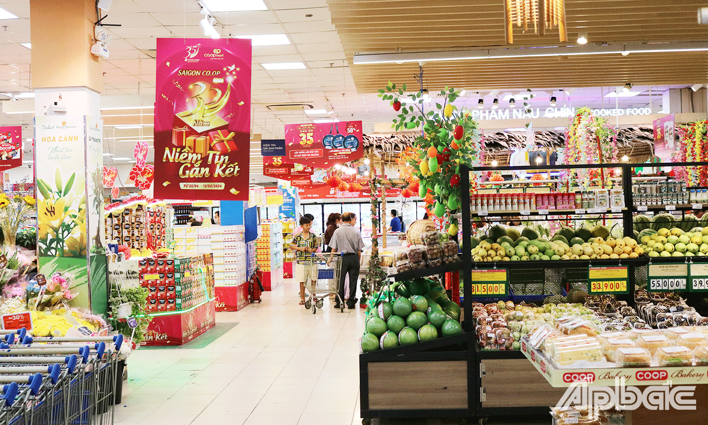 Khách hàng mua sắm tại siêu thị Co.opmart Mỹ Tho 