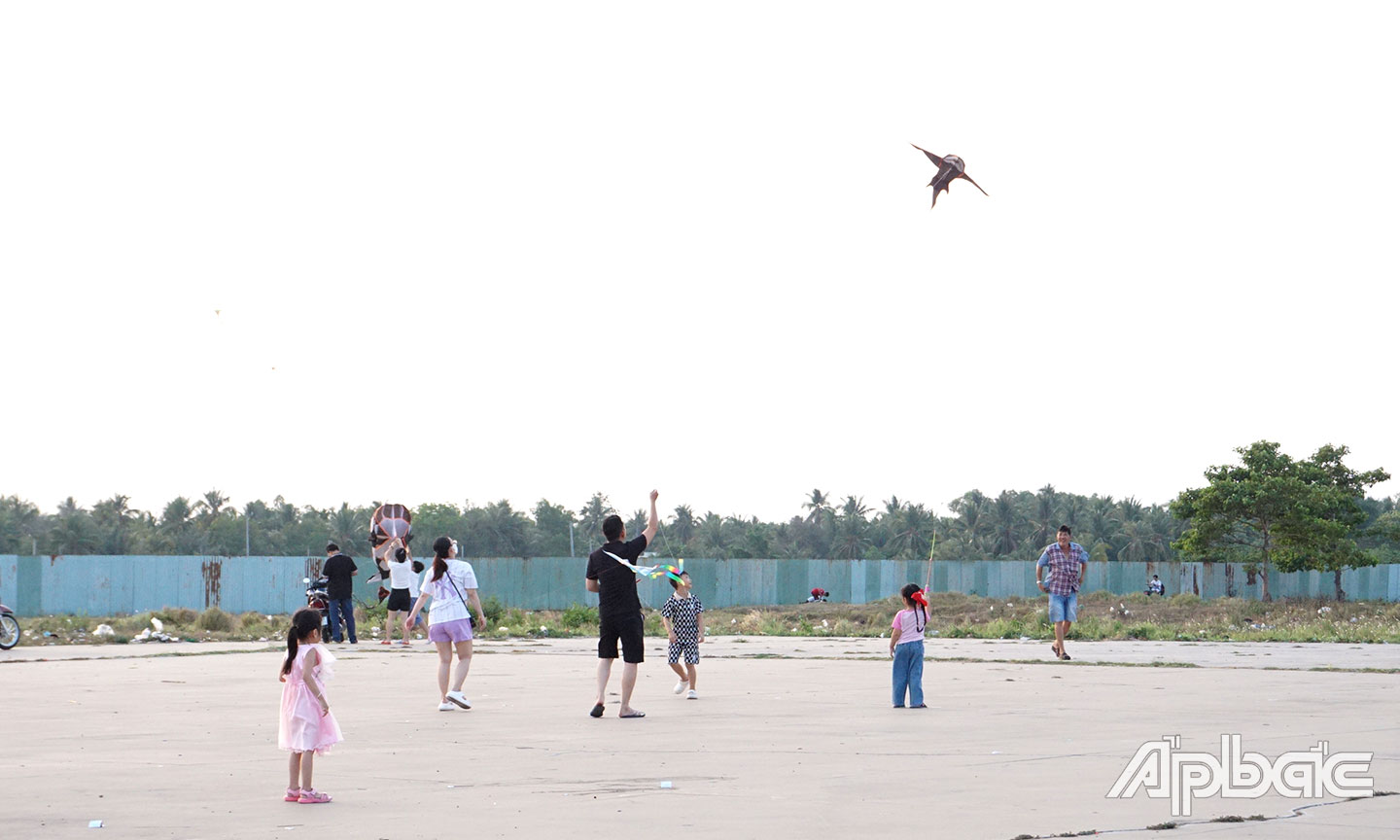 Nhiều phụ huynh cùng con mình thả diều vào mỗi buổi chiều.