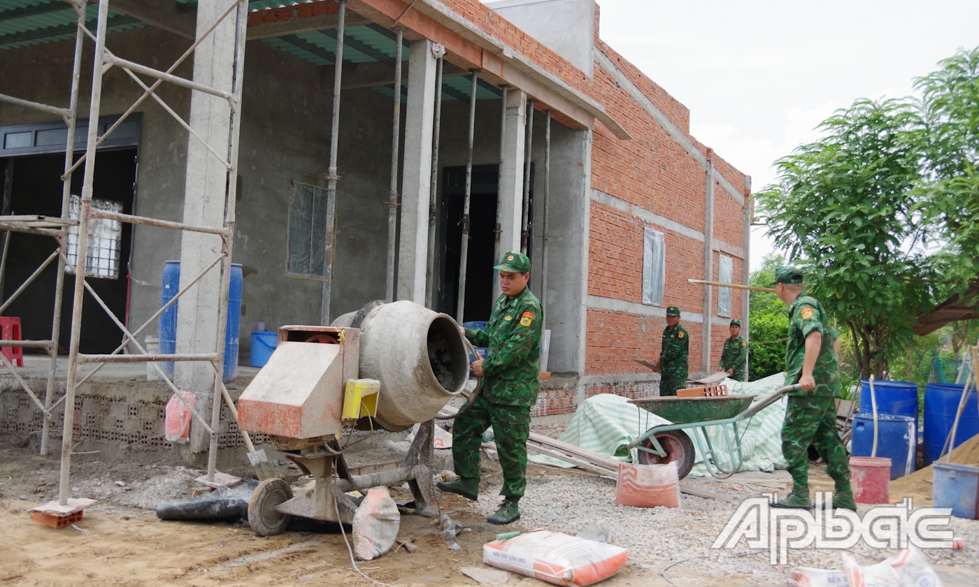 Cán bộ, chiến sĩ Đồn Biên phòng Kiểng Phước tham gia thi công, hỗ trợ gia đình ông Hạ.