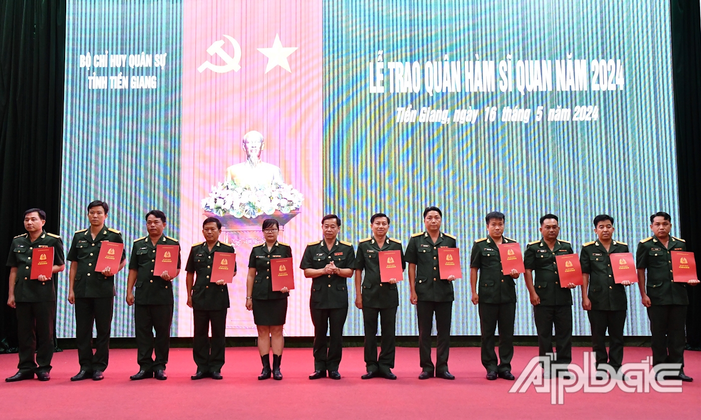 Đại tá Mai Văn Hòa, Tỉnh ủy viên, Phó Bí thư Thường trực Đảng ủy Quân sự, Chính ủy Bộ CHQS tỉnh Tiền Giang trao Quyết định quân hàm cho các sĩ quan.