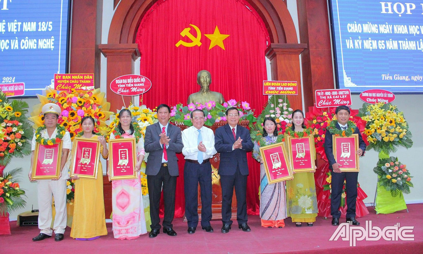 Trao Khánh vàng và vòng hoa chúc mừng các Tiến sĩ được vinh danh tại buổi họp mặt.