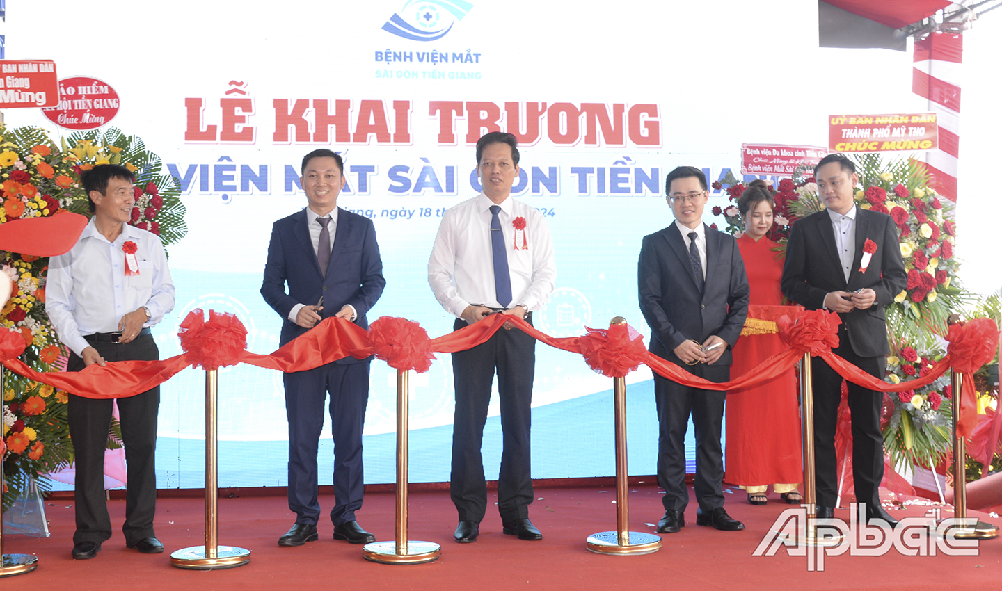 Nghi thức cắt băng khai trương Bệnh viện mắt Sài Gòn Tiền Giang 