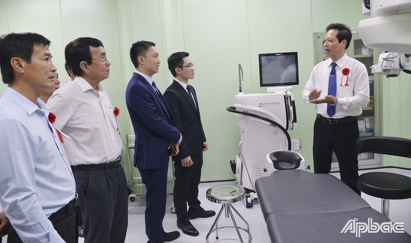 Đồng chí Nguyễn Thành Diệu, Tỉnh ủy viên, Phó Chủ tịch UBND tỉnh tham quan phòng mổ lớn của bệnh viện