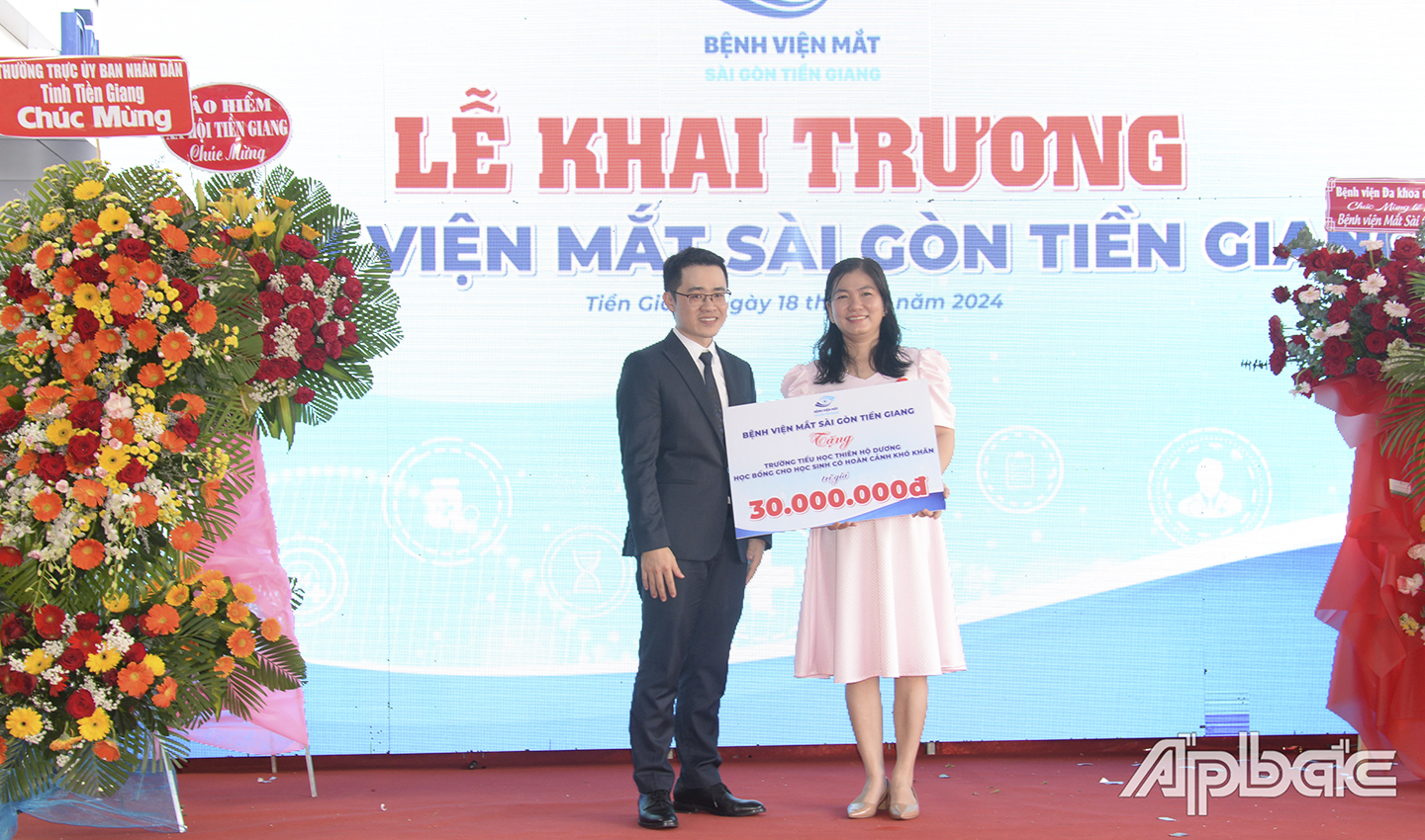 Ông Nguyễn Thành Long, Giám đốc chuyên môn Giám đốc Bệnh viện mắt Sài Gòn Tiền Giang trao bảng tượng trưng học bổng cho lãnh đạo Trường Tiểu học Thiên Hộ Dương