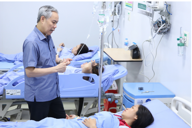 TS Nguyễn Hùng Long - Phó Cục trưởng Cục An toàn thực phẩm, Bộ Y tế hỏi thăm sức khoẻ công nhân bị nghi ngộ độc thực phẩm tại Vĩnh Phúc.