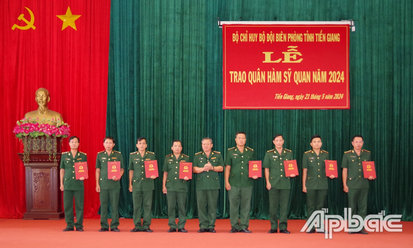 Đại tá Bùi Văn Vũ, Bí thư Đảng ủy, Chính ủy BĐBP tỉnh trao quyết định thăng quân hàm cho các đồng chí có thành tích xuất sắc trong công tác.