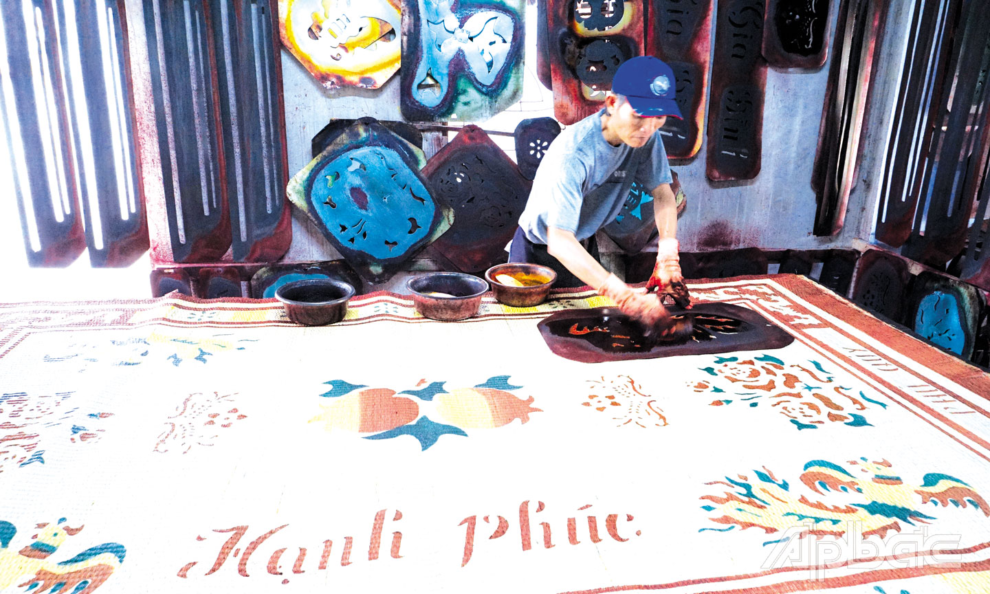 Người thợ đang in chiếu bông.