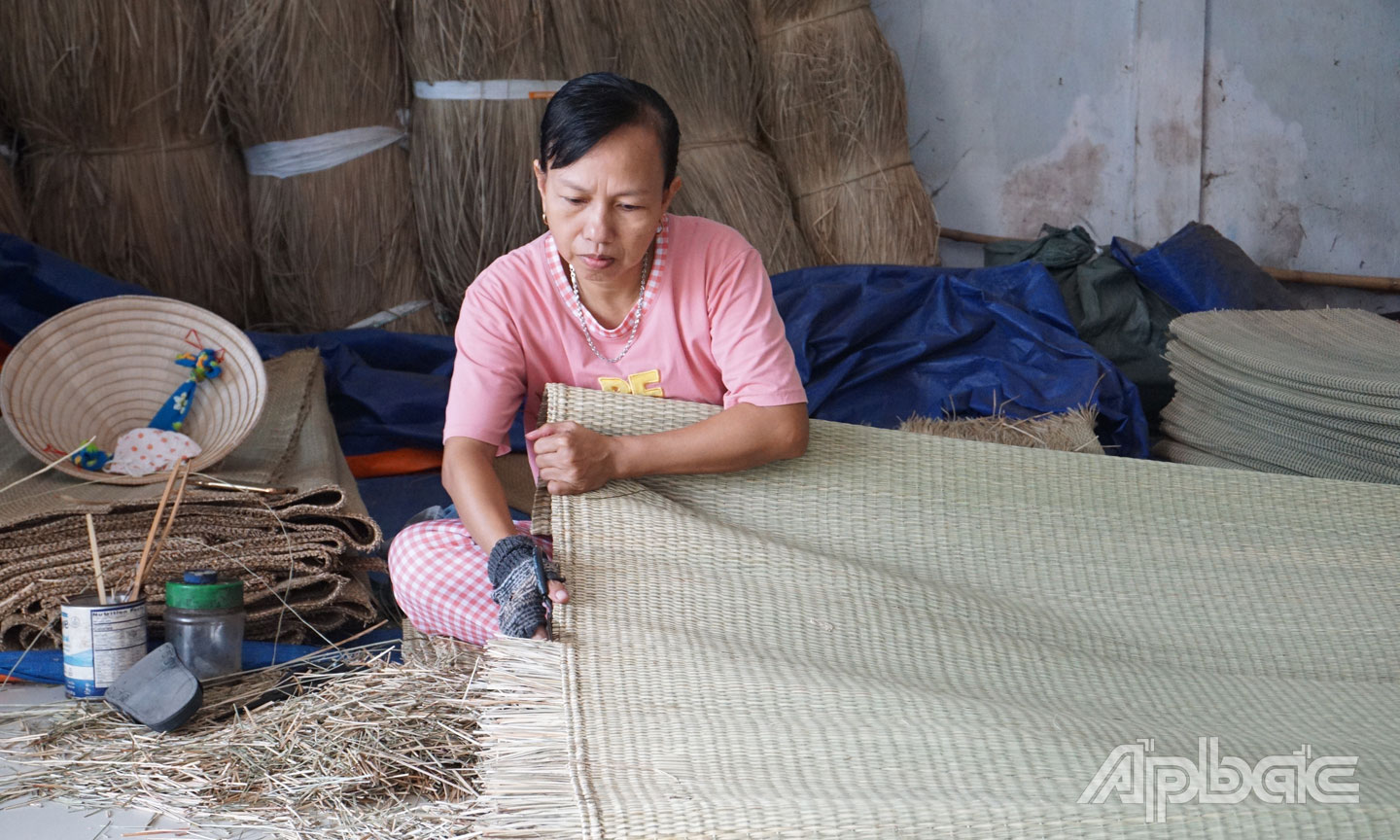 Người thợ đang tỉ mỉ hoàn thiện thành phẩm. 
