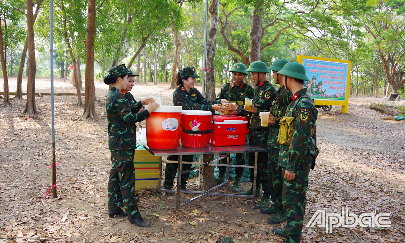 Cán bộ, hội viên Hội Phụ nữ cơ sở Phòng Chính trị và Trung đoàn 9 thực hiện mô hình “Chén nước nghĩa tình” vào thứ 6 hàng tuần tại các thao trường huấn luyện.