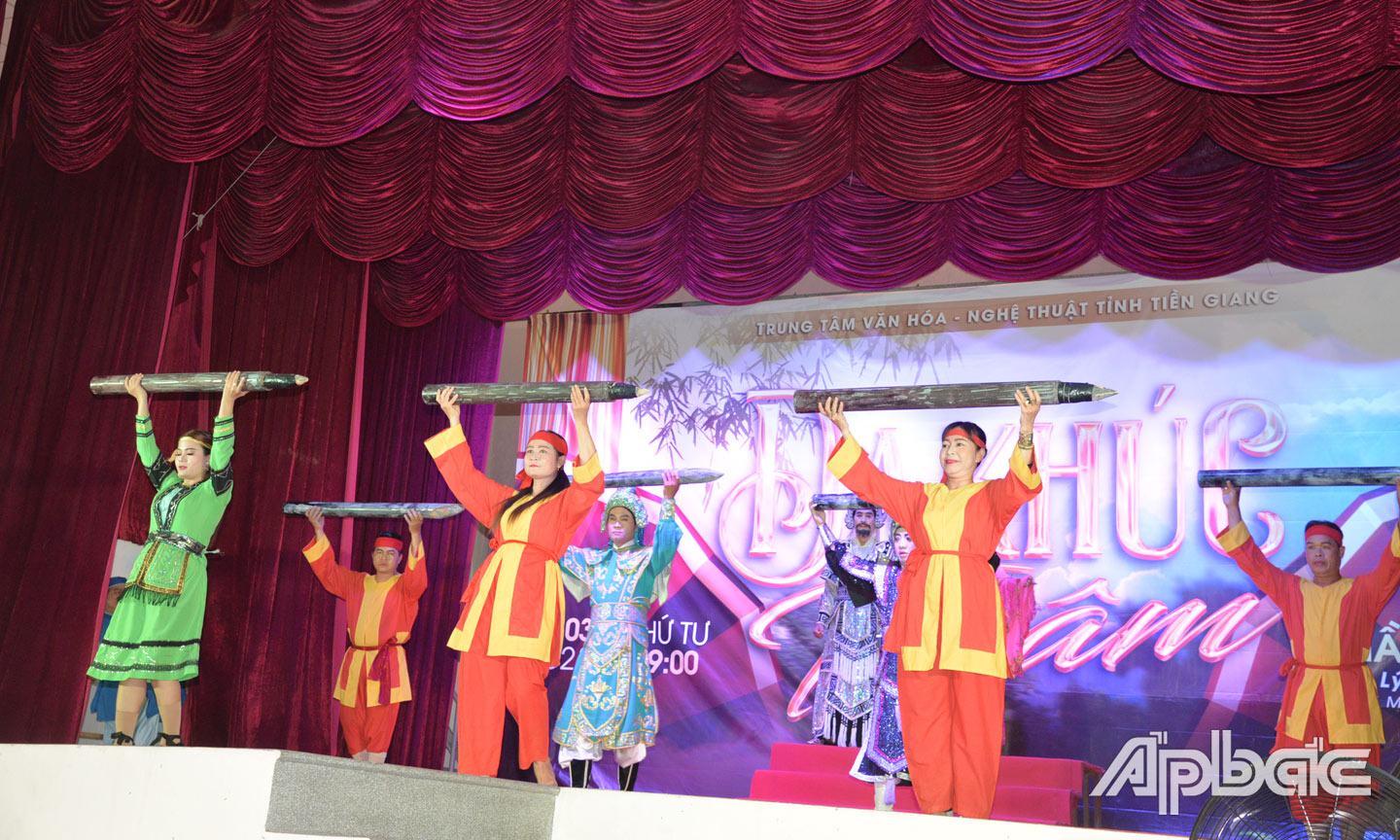 Một trong những tiết mục biểu diễn tại Chương trình “Dạ khúc tri âm” do Trung tâm Văn hóa tỉnh Tiền Giang tổ chức. Ảnh: THU HOÀI