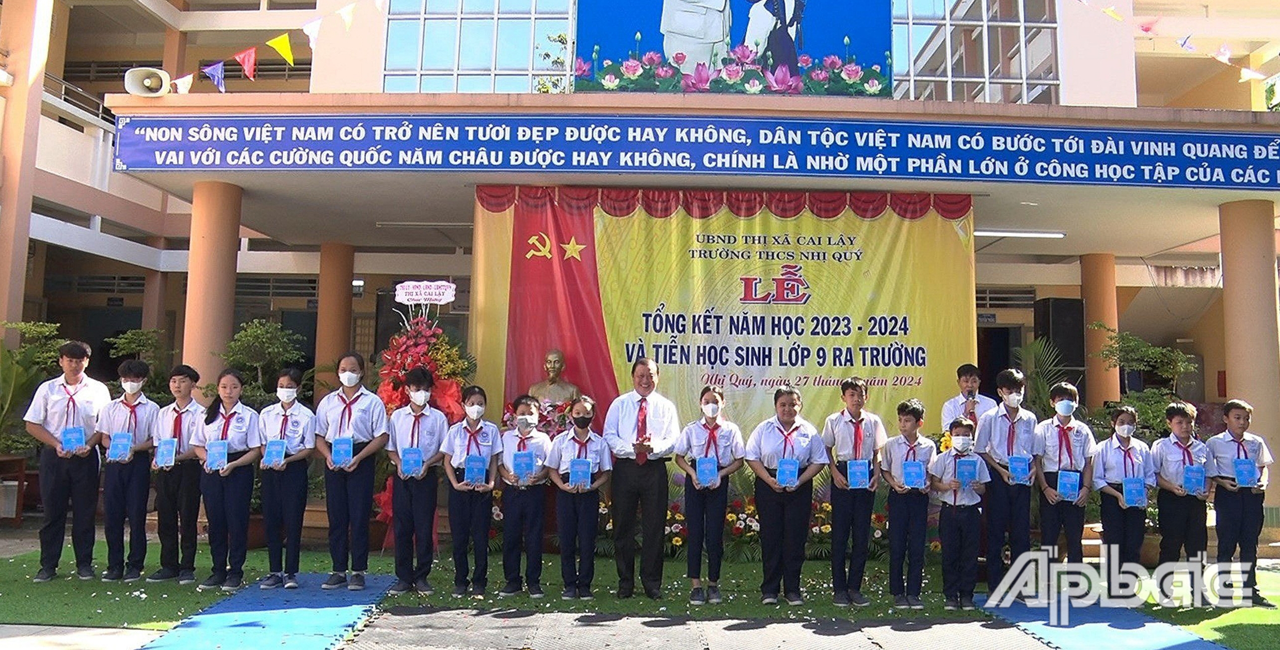 Đồng chí Phan Phùng Phú trao học bổng cho các em học sinh.