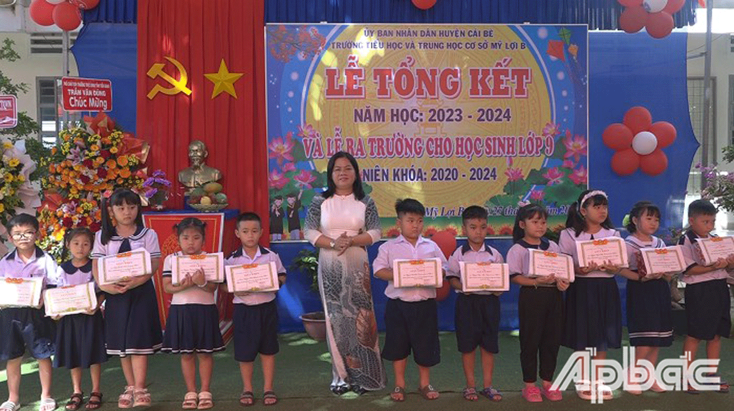 Phó Giám đốc Sở GD-ĐT Huỳnh Thị Phượng phát thưởng cho học sinh đạt thành tích của trường.  