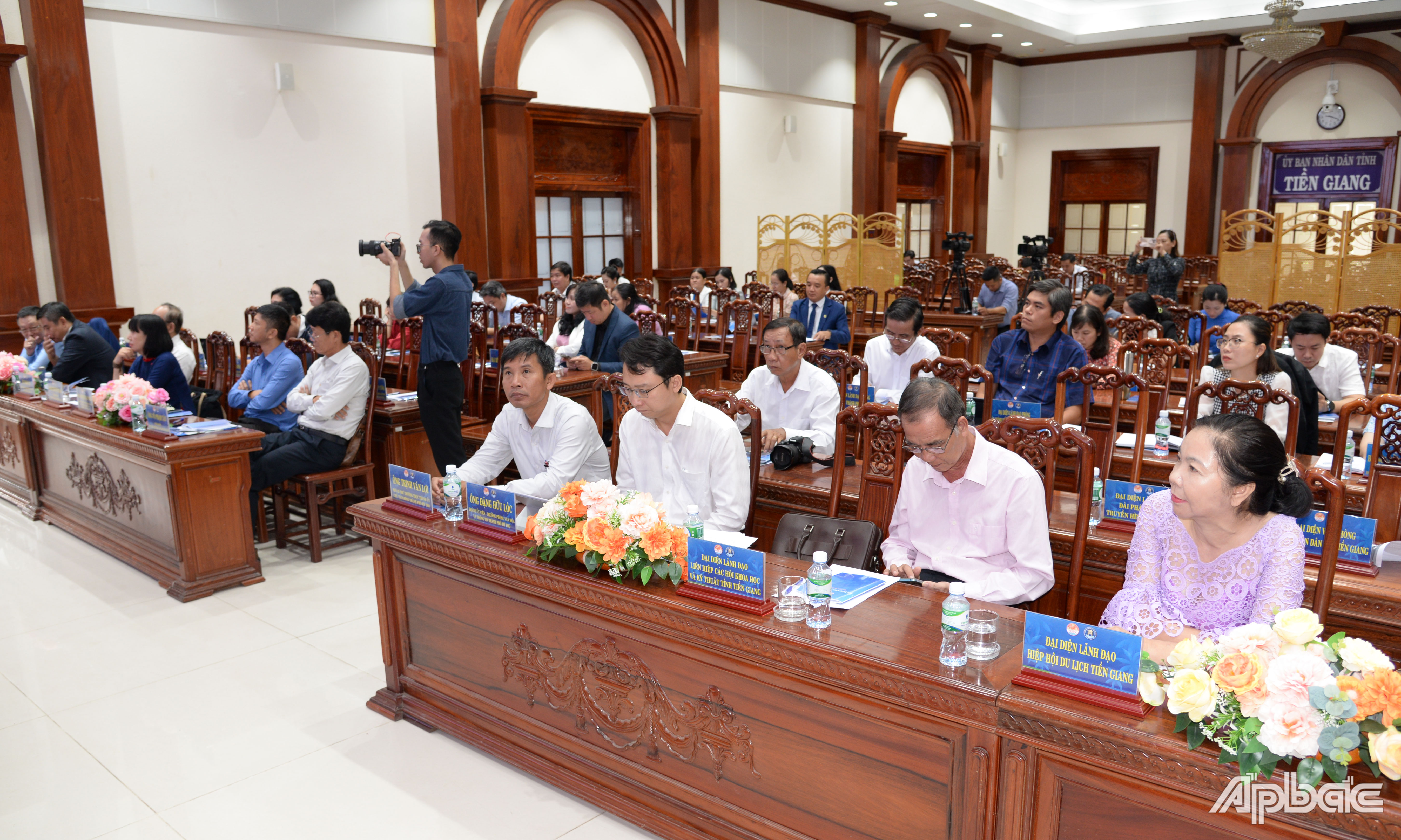 Các đại biểu tham dự hội thảo.