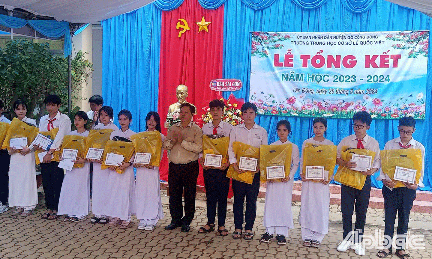 Các em học sinh vượt khó học tốt của trường nhận học bổng tại lễ tổng kết