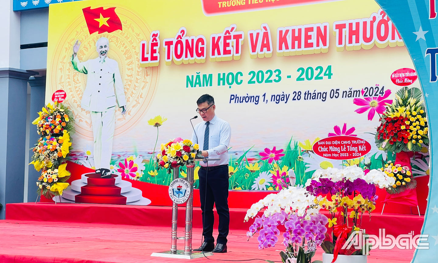 Thầy Lê Văn Triêm – Hiệu trưởng nhà trường đọc Tổng kết năm học 2023 - 2024