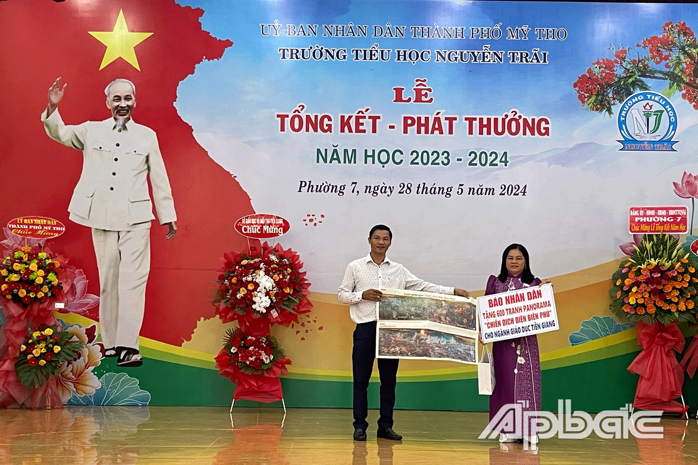 Văn phòng Đại diện Báo Nhân Dân tại tỉnh Tiền Giang đã trao tặng 600 phụ san tranh Panorama “Chiến dịch Điện Biên Phủ”